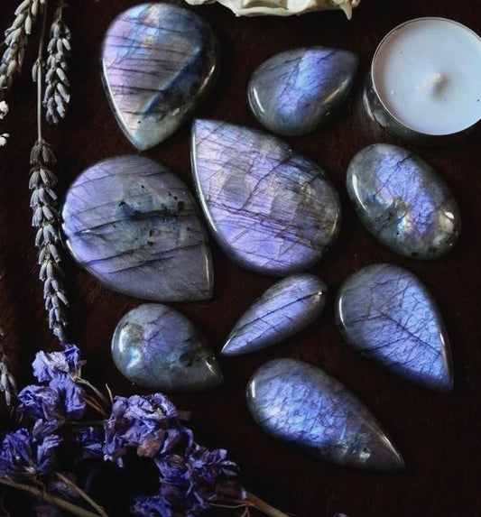 Labradorite: Les Étapes Mystérieuses de sa Genèse