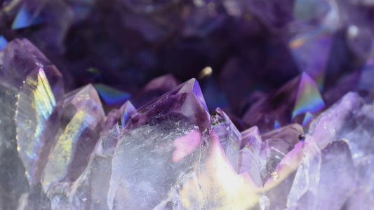 Formation de l'Améthyste: L'Élégante Émergence des Cristaux Violets